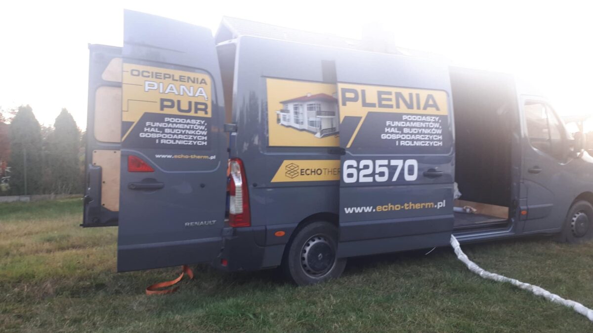 Tył busa firmowego z napisem o ociepleniach pianą PUR