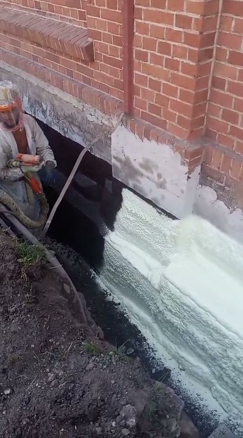 Natrysk piany PUR na ścianę fundamentową od strony wykopu