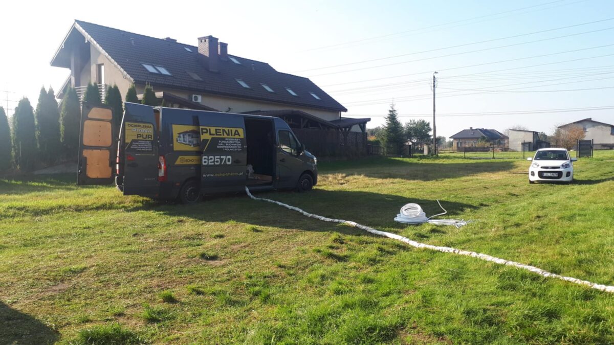 Bus z agregatem i węże natryskowe przy domu